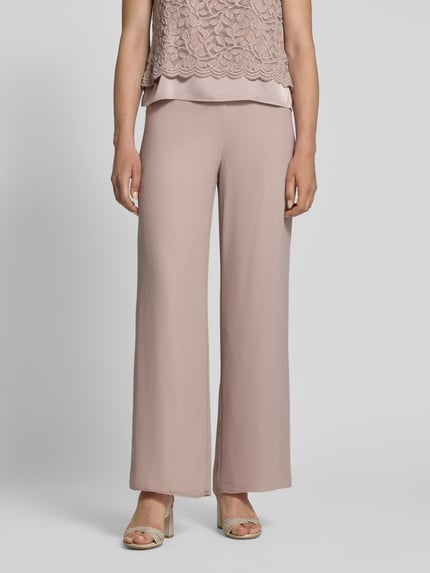 Frauenmodel trägt Wide Fit Stoffhose mit Nahtreißverschluss von Vera Mont, semitransparentes Design, blickdichter Unterstoff, Ganzkörperansicht von vorne.