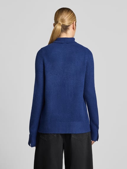 Frauenmodel trägt Rollkragenpullover mit breiten Rippabschlüssen von Jake*s Casual in Unifarben, Strickoptik, Struktur, Regular Fit, Longline, gerippte Abschlüsse, Ganzkörperansicht Rückansicht.