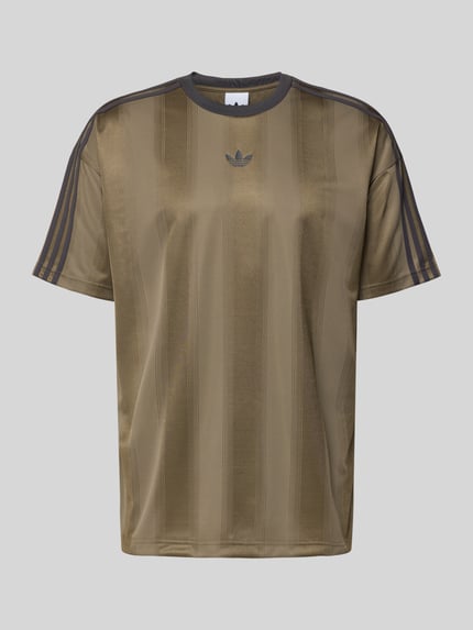 Produktfoto, Regular Fit T-Shirt mit Logo-Print Modell 'JACQUARD' von adidas Originals, oliwkowy kolor, gładka tekstura, krój regular fit, dekolt okrągły, długość tyłu w rozmiarze M: 77 cm