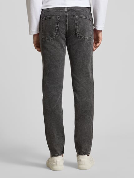 Mężczyzna model nosi Straight Fit Jeans aus Baumwoll-Mix Modell 'DELAWARE BO' od BOSS Orange, melanżowy denim, widok całej sylwetki z tyłu.