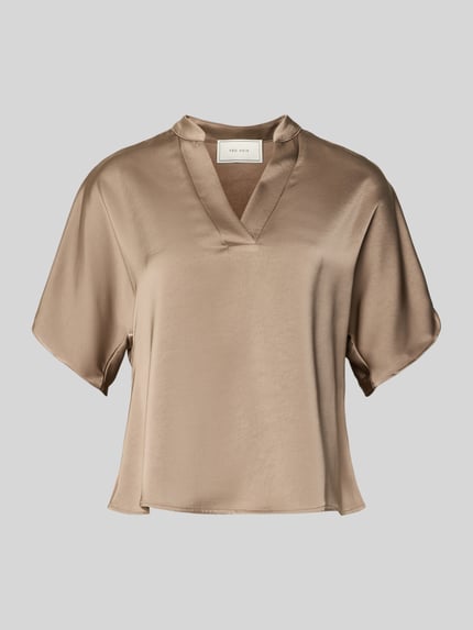 Produktfoto, Blusenshirt aus Satin mit V-Ausschnitt Modell 'Anelle' von Neo Noir in Beige, glänzende Oberfläche, Regular Fit, kurze Ärmel