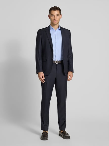 Männermodel trägt Slim Fit Business-Hemd aus Baumwolle mit Kentkragen von Jake*s, krój slim fit, niebieski, czarna marynarka, czarne spodnie, Ganzkörperansicht von vorne