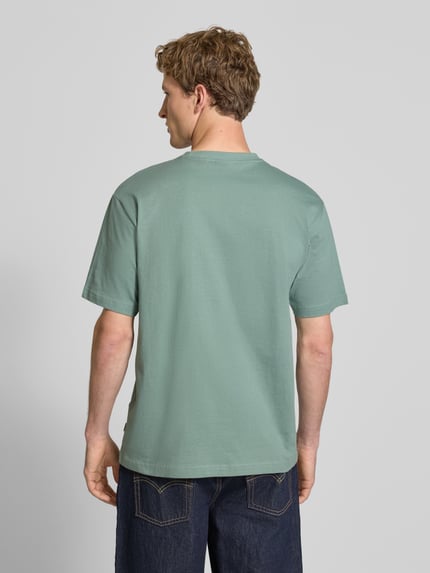 Männermodel trägt relaxed fit T-shirt van puur katoen model 'FRED LIFE' van Only & Sons, look: effen, korte mouw, ronde hals, Ganzkörperansicht Rückansicht.