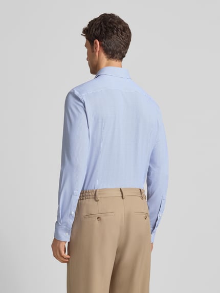 Männermodel trägt Slim Fit Businesshemd mit Kentkragen Modell 'KENNO' van HUGO, lichtblauw met allover-patroon, rugpas, lange mouwen, geheel achteraanzicht.