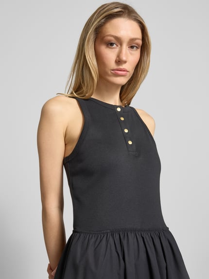 Frauenmodel trägt A-Linie Freizeitkleid aus reiner Baumwolle von Tommy Hilfiger, Optik: Unifarben, Maxi-Länge, Material: Baumwolle-Mix, Nahaufnahme Oberkörper.
