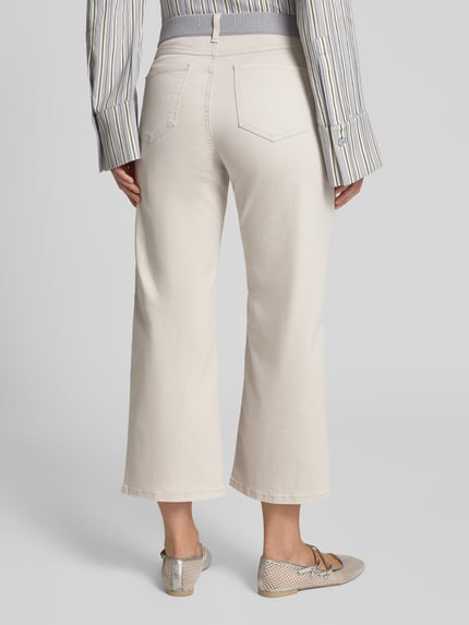 Frauenmodel trägt Caprijeans mit elastischem Bund Modell 'Linn' von Angels, Damen Caprijeans, helle Farbe, Ganzkörperansicht Rückansicht.