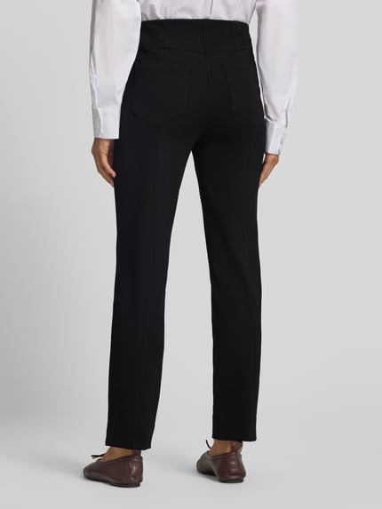 Frauenmodel trägt schwarze Straight Fit Culotte aus Viskose-Mix Modell 'Igor' von Stehmann, glatte Textur, Ganzkörperansicht Rückansicht.