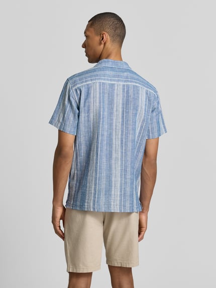 Männermodel trägt Regular Fit Freizeithemd mit Leinen-Anteil Modell 'Summer' von Jack & Jones Premium in Blau mit weißen Streifen, Baumwoll-Mix, Reverskragen, kurzärmelig, ganzkörperansicht rückansicht.