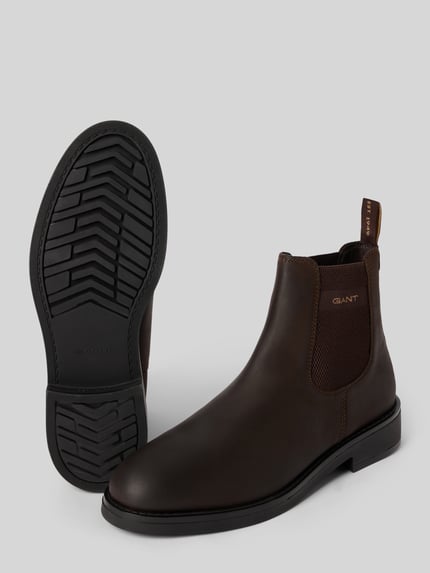 Produktfoto, dunkelbraune Lederstruktur, glatte Oberfläche, schwarze Gummisohle, Chelseas aus echtem Rindsleder Modell 'Prepdale' von GANT, Herren Chelseas von GANT