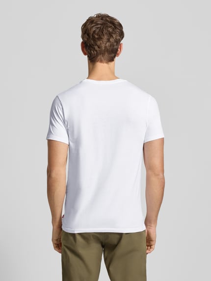Männermodel trägt T-Shirt mit Label-Print im 2er-Pack von Levi's®, reine Baumwolle, Regular-Fit, Weiß, Rückenansicht, Ganzkörperansicht Rückansicht.