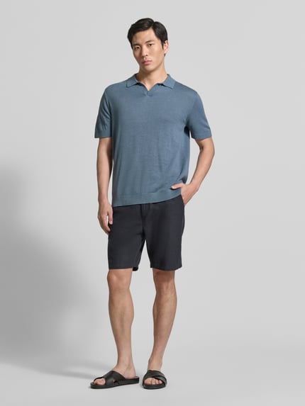 Männermodel trägt Regular Fit Poloshirt aus Baumwoll-Leinen-Mix Modell 'MATTIS' von SELECTED HOMME in Blau, unifarben, Ganzkörperansicht von vorne.