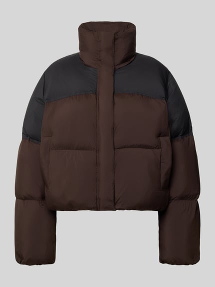 Produktfoto, Relaxed Fit Jacke in Stepp-Optik Modell 'SAFERN' von Samsøe Samsøe in Braun und Schwarz, gesteppte Struktur, hoher Stehkragen, Eingrifftaschen, rechteckige Form, Damen Jacke.