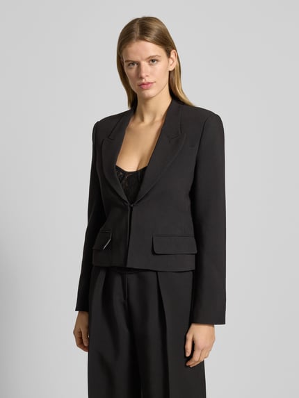 Modelka kobieca nosi czarny Blazer mit Reverskragen Modell 'DILONE' od Bardot, materiał z domieszką wiskozy, regular fit, przód, zbliżenie na górę.