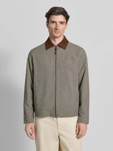Männermodel trägt Jacke mit Zweiwege-Reißverschluss Modell 'Pon Guan' von WOODBIRD in Grau-Braun, Regular-Fit, Umlegekragen, Eingrifftaschen, Rückenlänge 70 cm, Schulterbreite 49 cm, Brustweite 61 cm, Ärmellänge 66 cm, glatte Textur, Ganzkörperansicht von vorne.