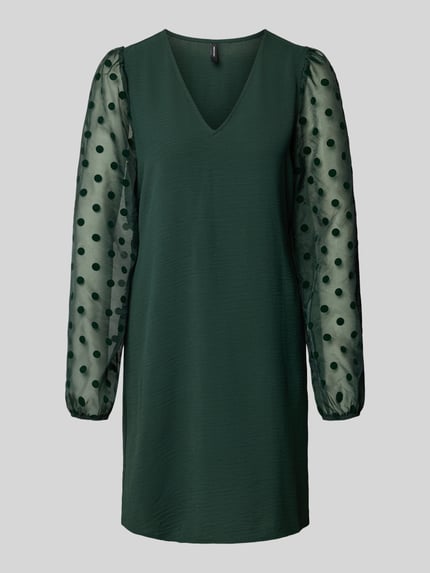 Produktfoto, Fließendes Cocktailkleid mit semitransparenten Ärmeln Modell 'ALVA' von Vero Moda, Optik: Unifarben, Passform: fließend, Mini-Länge, V-Ausschnitt, Ballonärmel, Ärmelabschluss: elastisch, Materialverarbeitung: Crinkle