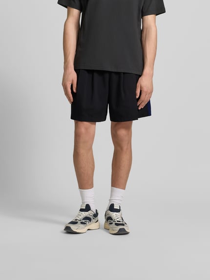 Mannenmodel draagt Shorts met Logo-Stitching van Kenzo, straight fit, elastische band, achterzakken, steekzakken, zwart, ganzlichaamsaanzicht van voren.