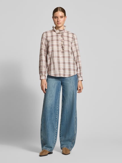 Frauenmodel trägt Bluse mit Rüschenkragen und Knopfleiste von Christian Berg Woman aus reiner Baumwolle, Karomuster, Ganzkörperansicht von vorne.