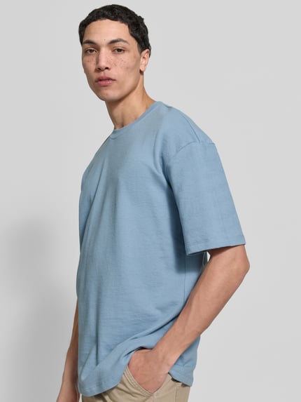 Männermodel trägt hellblaues T-Shirt mit Rundhalsausschnitt Modell 'KAISER' von Blend, Relaxed Fit, reine Baumwolle, Ganzkörperansicht von vorne
