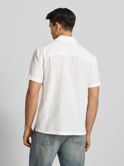 Männermodel trägt Regular Fit Freizeithemd aus Baumwoll-Leinen-Mix von Jack & Jones in Weiß, glatte Textur, Rückenansicht, Ganzkörperansicht Rückansicht. Modell BREEZE, Reverskragen, Knopfleiste, Rückenlänge 71 cm, Schulterbreite 50 cm, Ärmellänge 26 cm.