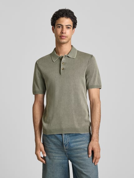 Männermodel trägt Regular Fit Poloshirt aus reiner Baumwolle Modell 'GARSON' von Only & Sons in Melange-Optik, Feinstrick, Ganzkörperansicht von vorne.