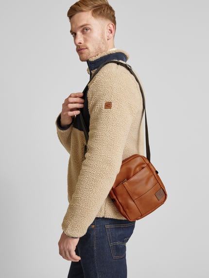 camel active Umhängetasche mit Label-Patch Modell 'LAOS' Cognac 1
