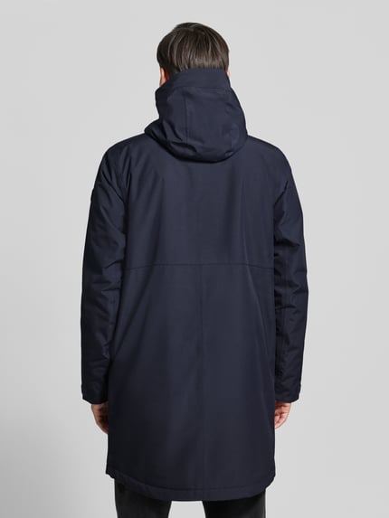 Männermodel trägt Regular Fit Parka mit Kapuze Modell 'Kenny' von Didriksons in Dunkelblau, glatte Struktur, Ganzkörperansicht Rückansicht. Rückenlänge bei Größe M: 99 cm, Schulterbreite: 48 cm, Brustweite: 59 cm, Ärmellänge: 72 cm.