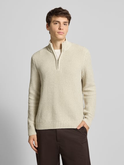Männermodel trägt Regular Fit Troyer mit kurzem Reißverschluss Modell 'JOIN' von Only & Sons in Melange-Optik, Grobstrick, hellbeige, Ganzkörperansicht von vorne.