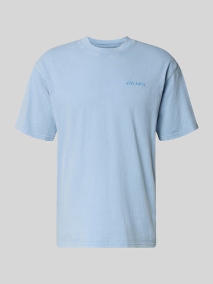 Produktfoto, hellblaues T-Shirt mit Rundhalsausschnitt und Label-Stitching von Dickies, reine Baumwolle, Regular Fit, schlichte glatte Textur, Rückenlänge bei Größe M 69 cm.