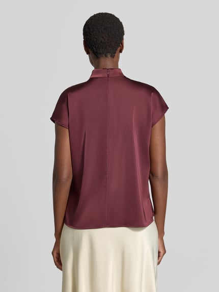 Frauenmodel trägt Regular Fit Blusentop aus reiner Baumwolle von Jake*s Collection in Dunkelrot, glatte Textur, Ganzkörperansicht Rückansicht.