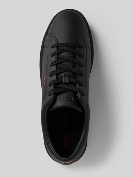 Productfoto, Low Top Sneaker met label-reliëf model 'NESTON_TENN_PU' van HUGO in effen zwart kunstleer met ronde neus, vetersluiting, platte zool met structuur, detailopname, heren sneaker.