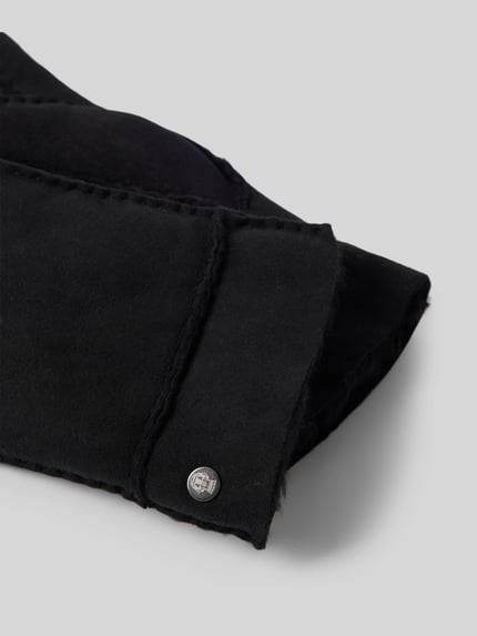 Productfoto, zwarte Lammfellhandschuh uit puur lamswol Model 'Helsinki' van Roeckl met Logodetail en siernaden, gladde textuur