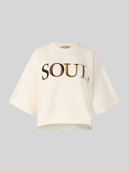 Produktfoto, Cropped Boxy Fit Sweatshirt mit Label-Stitching von Smith and Soul, cremefarben, Baumwoll-Elasthan-Mix, Rundhalsausschnitt, kurzer Schnitt, weiche Textur, 1/2-Arm, großes SOUL-Logo vorn