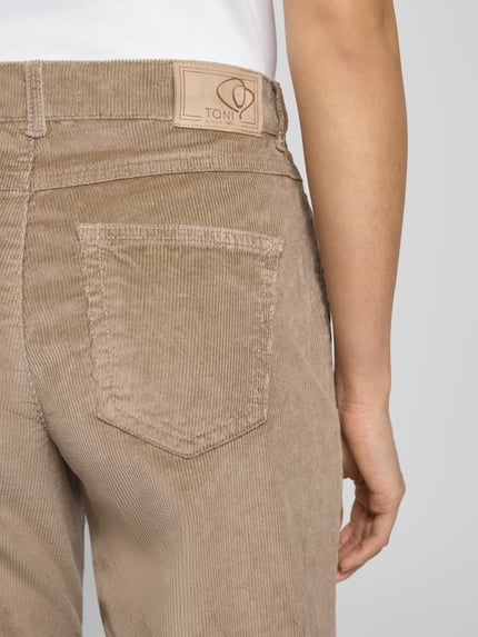 Vrouwenmodel draagt Wide Fit Cordhose met Eingrifftaschen Modell 'Liv' van TONI, beige ribfluweel, detailopname achterkant, elastische katoenmix, knoopsluiting, steekzakken.
