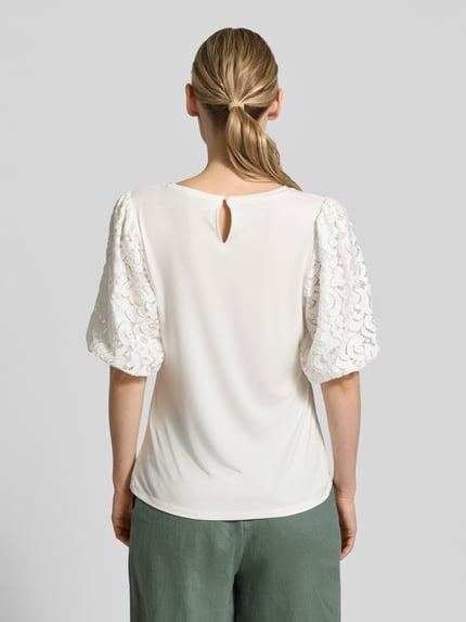 Vrouwenmodel draagt Regular Fit T-shirt uit viscosemix van s.Oliver BLACK LABEL, look: effen, ronde hals, korte ballonmouwen, stretch materiaalverwerking, achteraanzicht full body