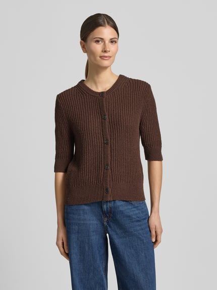 Frauenmodel trägt Strickshirt mit 1/2-Arm Modell 'Donousa' von OPUS in Braun, mit Knopfleiste, Regular-Fit, Ganzkörperansicht von vorne, Rundhalsausschnitt, Rückenlänge 60 cm bei Größe 36, Ärmellänge 36 cm bei Größe 36.