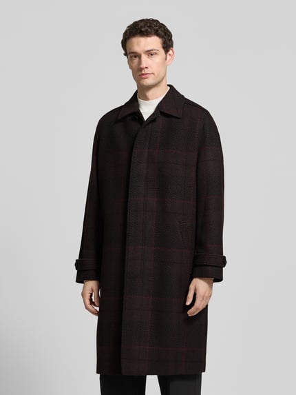 Männermodel trägt Mantel mit verdeckter Knopfleiste Modell 'Mettos2641' von HUGO, kariert, Umlegekragen, Longline, Ganzkörperansicht von vorne.