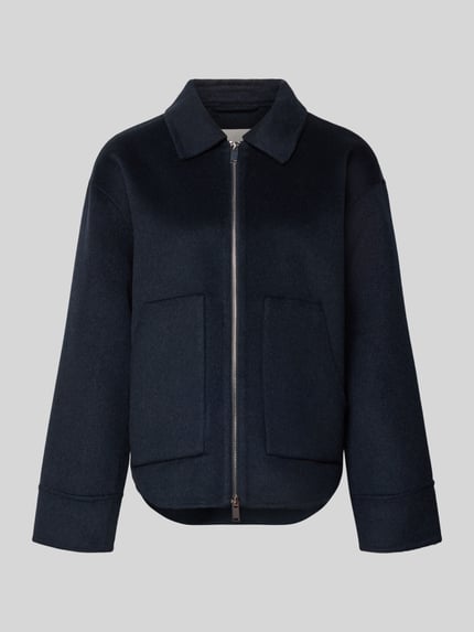 Produktfoto, dunkelblaue Jacke aus Lanawoll-Mix Modell 'Hilvyn' von OPUS mit Umlegekragen und Zweiwege-Reißverschluss, glatte Textur