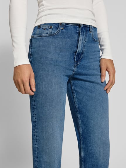 Frauenmodel trägt Straight Fit Jeans aus Baumwoll-Mix Modell 'LAYLA' von Tommy Jeans in melange-blauem Denim mit 5-Pocket-Design, Nahaufnahme Oberkörper.