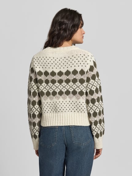 Frauenmodel trägt Pullover mit gerippten Abschlüssen Modell 'WKDRANCH' von Weekend Max Mara, creme mit olivfarbenem Rautenmuster, Ganzkörperansicht Rückansicht. Damen Pullover von Weekend Max Mara.