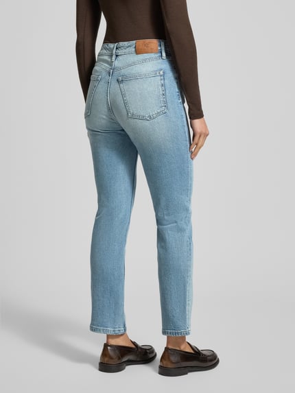 Frauenmodel trägt Highrise Jeans in Ankle-Länge von Lauren Ralph Lauren, Straight-Leg, Used-Look, Blauton, Baumwoll-Elasthan, Ganzkörperansicht Rückansicht.