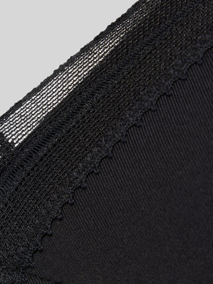 Produktfoto, Slim Fit Push-Up BH mit Spitzenbesatz Modell 'Go Blush' von Sloggi, schwarze Spitze, glatte Struktur, Detailaufnahme.