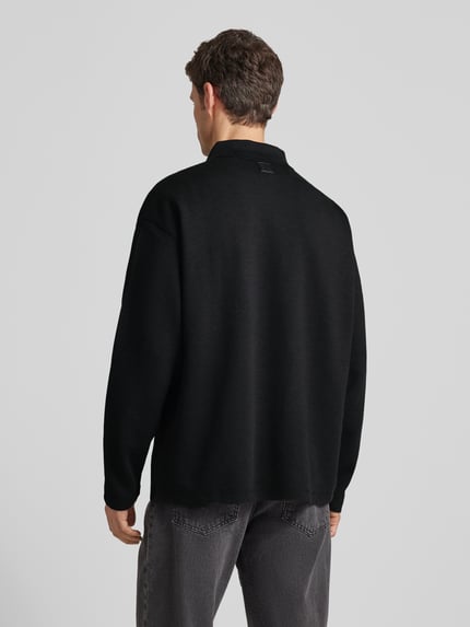 Männermodel trägt Sweatshirt mit Polokragen und Reißverschluss von CK Calvin Klein im Strukturmuster, Relaxed-Fit, Material-Mix mit Modal-Anteil, Rückenlänge 72 cm, Ärmellänge 59 cm, Ganzkörperansicht Rückansicht.