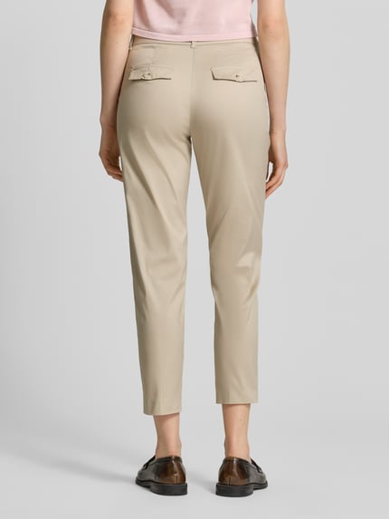 Vrouwenmodel draagt Slim Fit Stoffhose in verkürzter Passform van Christian Berg Woman, beige kleur, elastische katoenmix, verkorte slim fit, steekzakken, achterzakken, knoop- en ritssluiting, bandwijdte maat 36: 40 cm, binnenbeenlengte maat 36: 68 cm. Volledige lichaamsaanzicht achteraan.