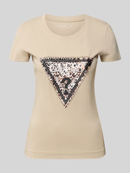 Produktfoto, Slim Fit T-Shirt aus elastischem Baumwoll-Mix Modell 'SAVANNA' von GUESS, beige mit Strasssteinen und Motiv-Print, Damen T-Shirt, Rückenlänge bei Größe S 57 cm