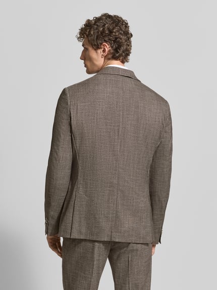 Männermodel trägt Slim Fit 2-Knopf-Sakko mit Reverskragen von MCNEAL aus Material-Mix mit Viskose-Anteil, Rückenansicht Ganzkörperansicht.