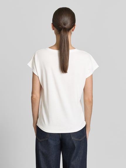 Männermodel trägt T-Shirt mit Motiv-Print von Christian Berg Woman aus bawełna-wiskoza, krój regular fit, biała, gładka tekstura, całkowity tył