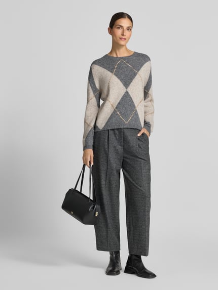 Kobiece modelka nosi Straight Fit Hose mit Viskose-Woll-Anteil von Luisa Cerano, elastyczna mieszanka materiałów z dodatkiem wełny i wiskozy, kanty, zapięcie na haftkę i zamek błyskawiczny, szerokość w rozmiarze 36: 39 cm, długość wewnętrzna nogawki w rozmiarze 36: 70 cm, odcienie szarości i czerni, faktura gładka, widoczna prostota formy, spodnie materiałowe, widok całej sylwetki z przodu.