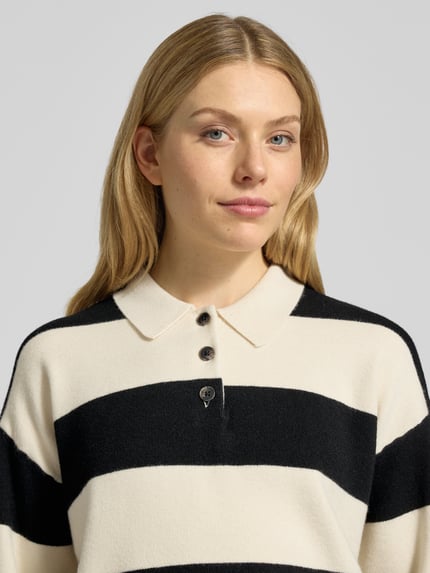 VERO MODA Sweter z dzianiny o kroju regular fit z mieszanki wiskozy model ‘SABA’ Czarny 3