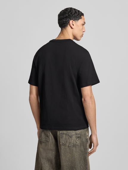 Męski t-shirt z bawełny, prosty krój, okrągły dekolt, model 'NIAGARA' z nadrukiem z logo od JACK & JONES, długość tyłu w rozmiarze M: 67 cm, widok całej sylwetki od tyłu.
