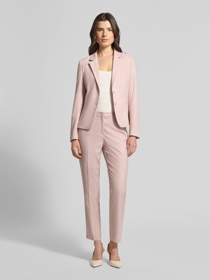 Vrouwenmodel draagt Slim Fit Blazer met Reverskraag van More & More, materiaalmix met viscose, knoopsluiting, paspelzakken, ganzekörpervoorzijde.
